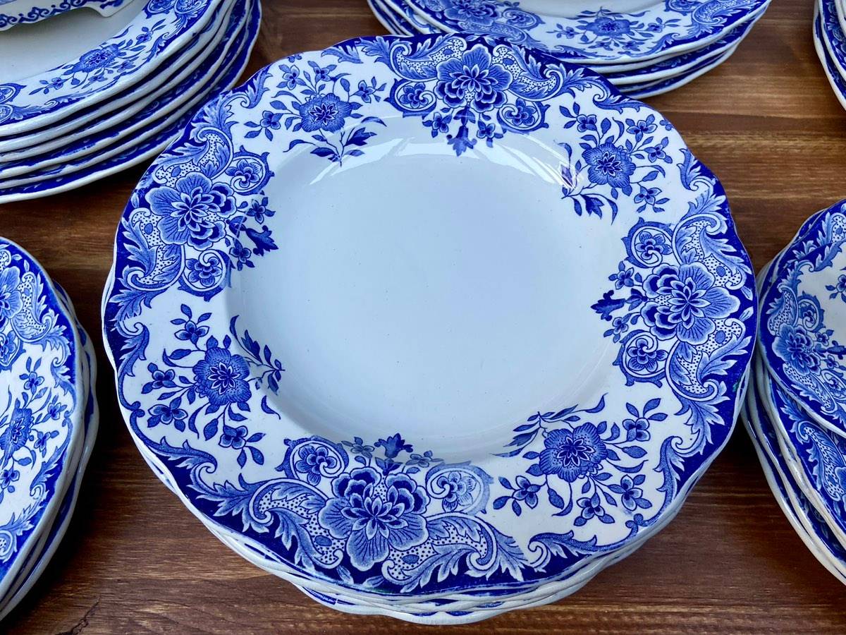 Boch Frères Keramis “Dordrecht” blue-and-white dinner service for 12 guests.