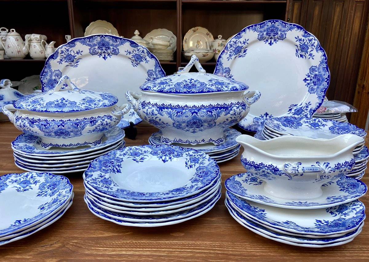 Boch Frères Keramis “Dordrecht” blue-and-white dinner service for 12 guests.